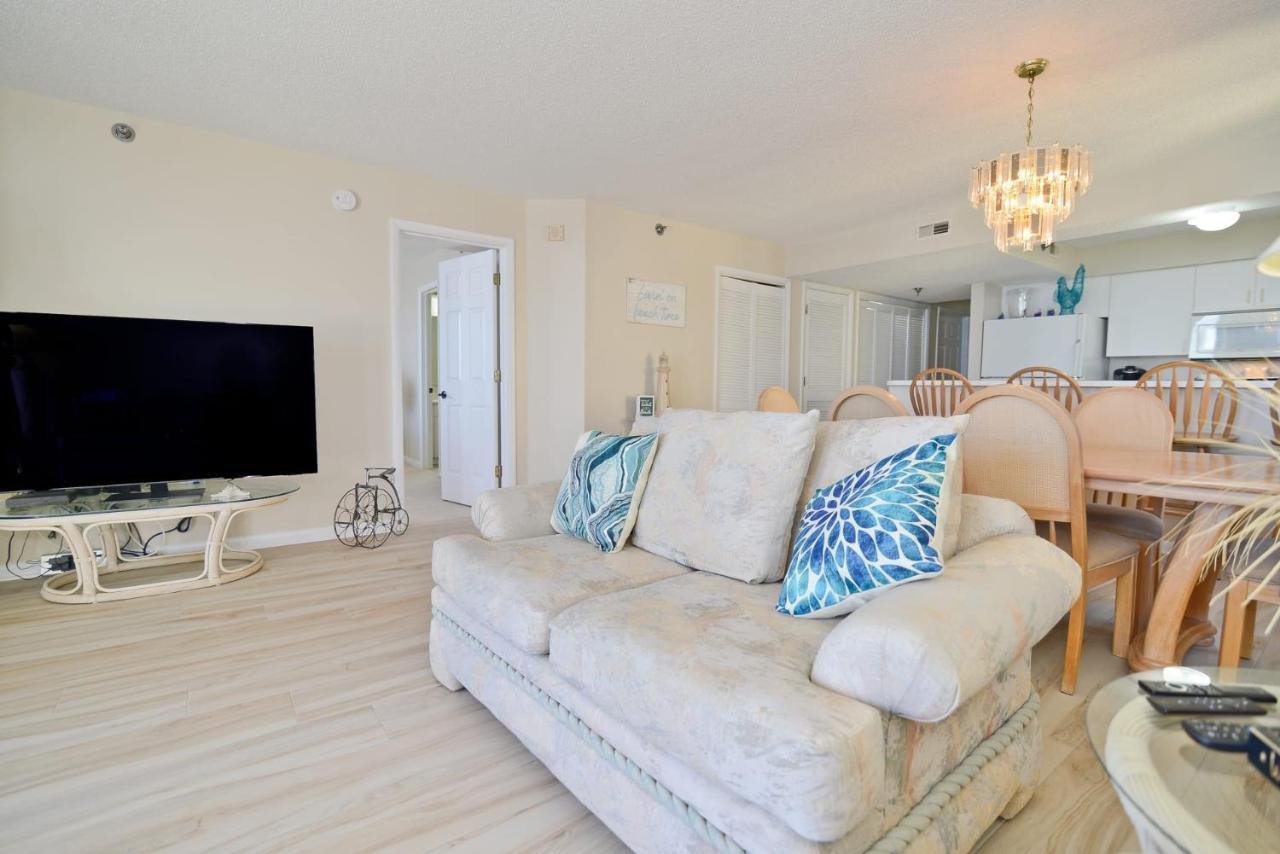 Holiday home Huge Oceanfront End Unit Location With Pool