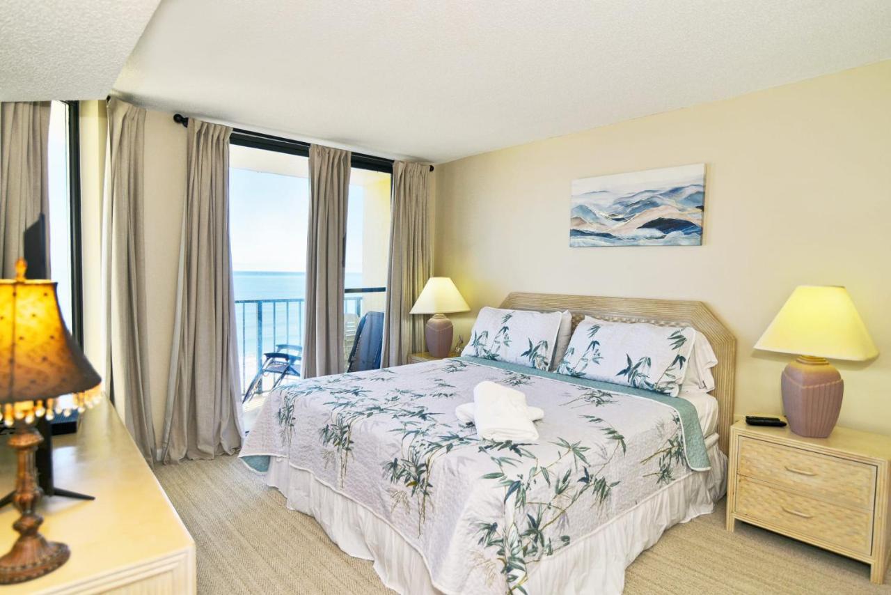 Holiday home Huge Oceanfront End Unit Location With Pool *