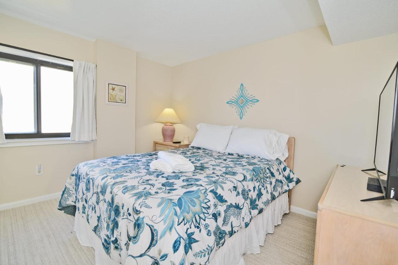 Holiday home Huge Oceanfront End Unit Location With Pool *