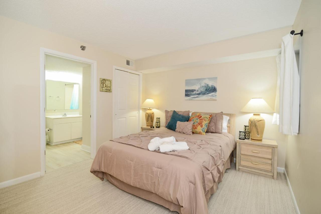 Huge Oceanfront End Unit Location With Pool
