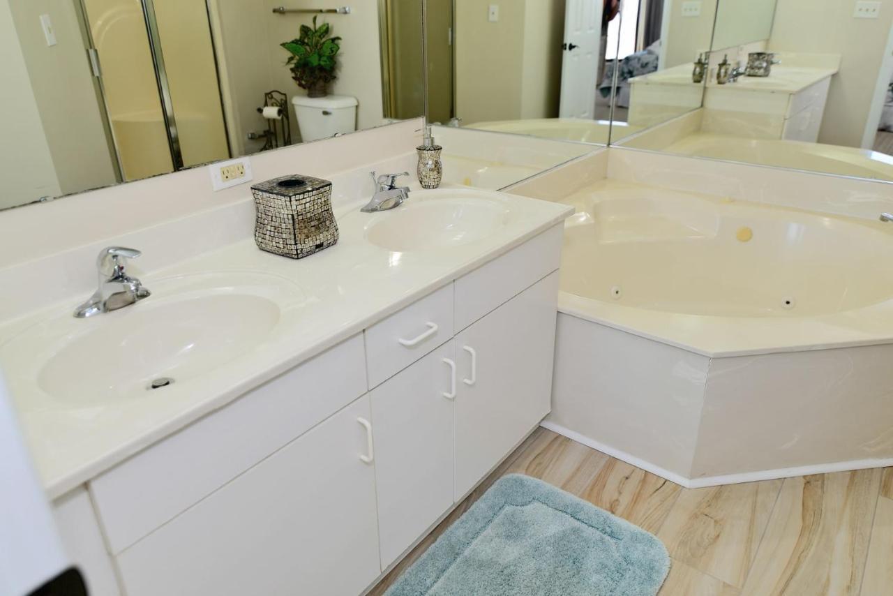 Huge Oceanfront End Unit Location With Pool