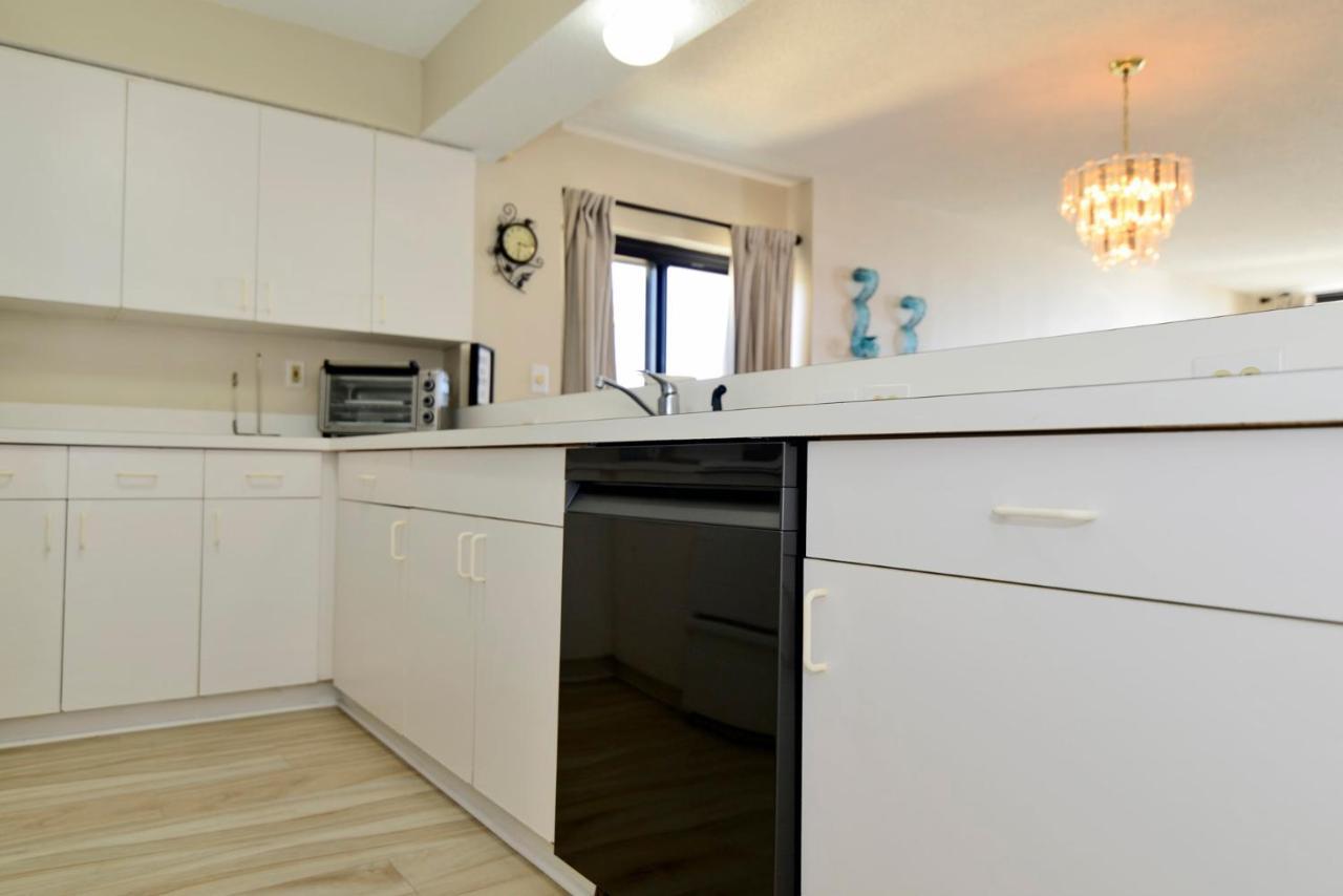 Huge Oceanfront End Unit Location With Pool