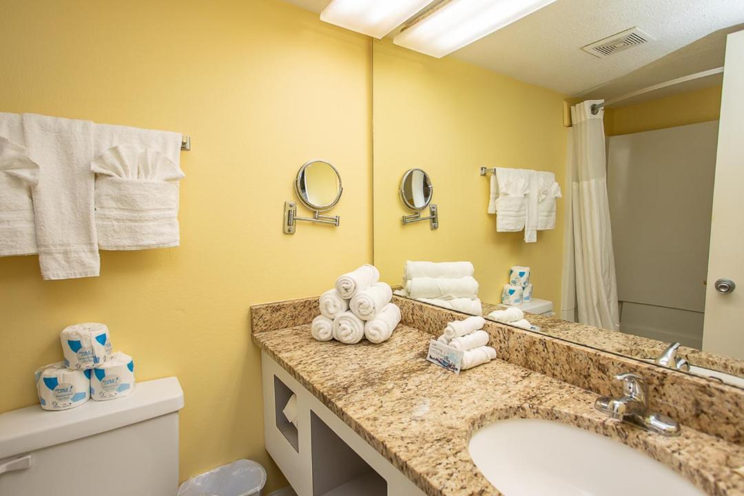 Recently Updated Oceanfront Studio- Sea Mist 20306 Holiday home Myrtle Beach
