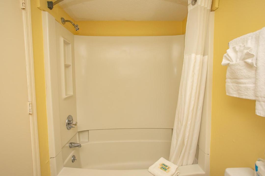Recently Updated Oceanfront Studio- Sea Mist 20306