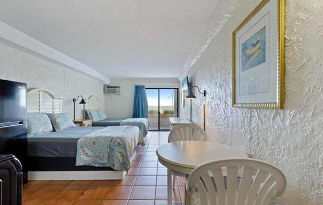 Holiday home Ground Floor Direct Oceanfront Double Queen Suite! Perfect For 4 Guests! Sea Mist 20106
