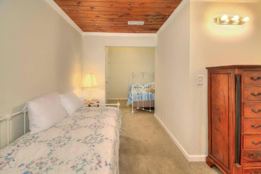 Apartment Lovin/sleeps 10/2 Blocks To Beach/pets Ok *