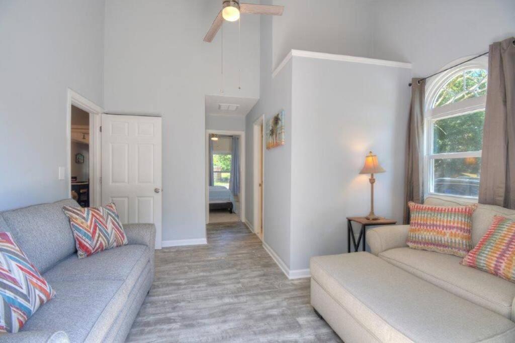 Lovin/sleeps 10/2 Blocks To Beach/pets Ok *