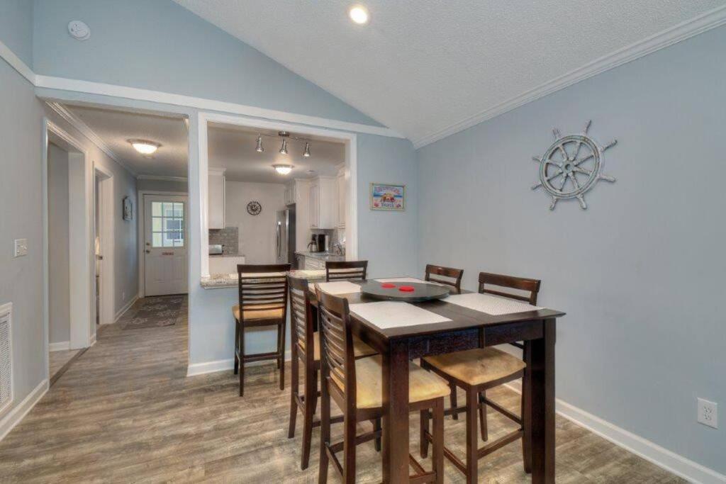 Apartment Lovin/sleeps 10/2 Blocks To Beach/pets Ok *