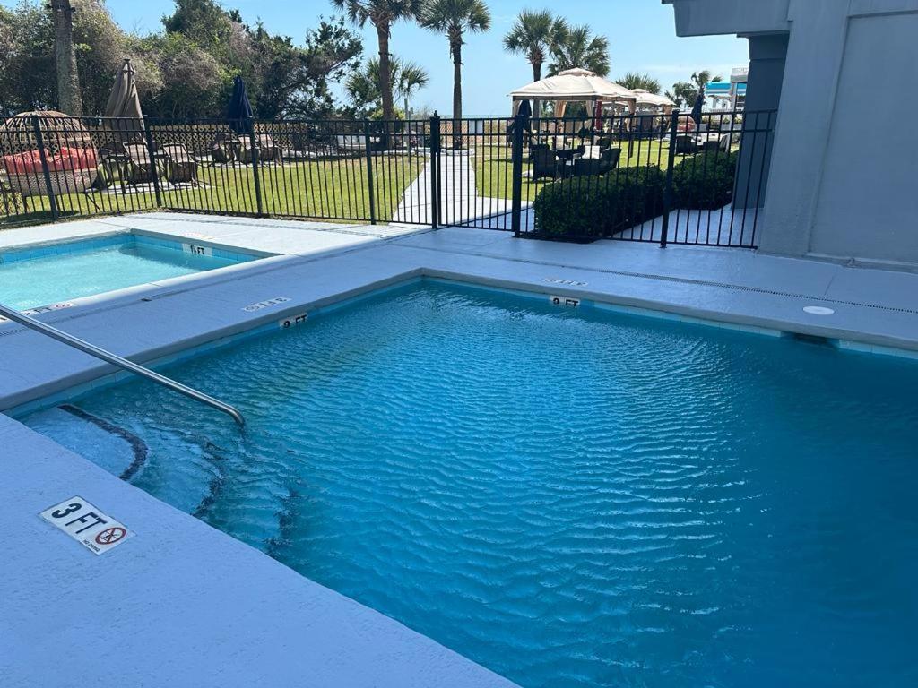 Willow Bay 803 Oceanfront Suite, Renovated Spring 2023 Desirable Golden Mile Location Apartment