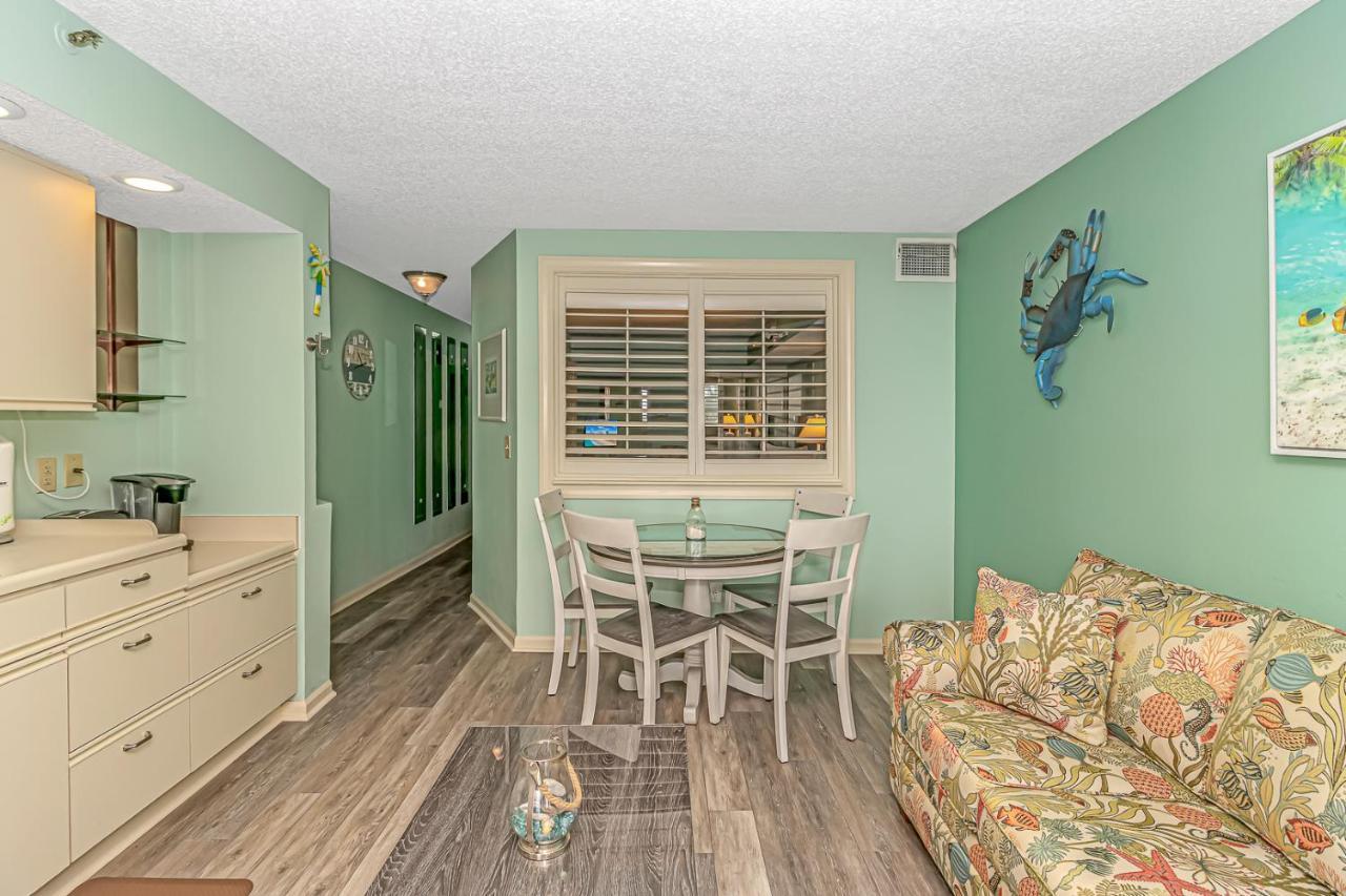 Holiday home Colony Unit 208, Beautiful Oceanfront Condo, 1 Bedroom, 1 Bath Perfect For 6