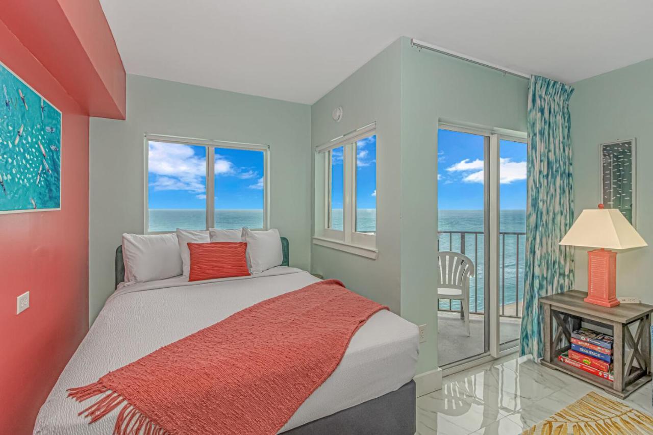Luxurious Oceanfront Queen - Fully Renovated! Palace 1203 Holiday home