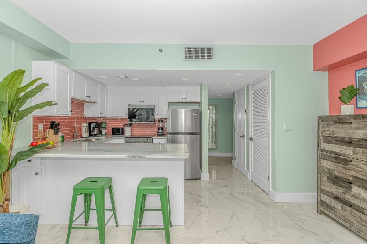 Holiday home Luxurious Oceanfront Queen - Fully Renovated! Palace 1203