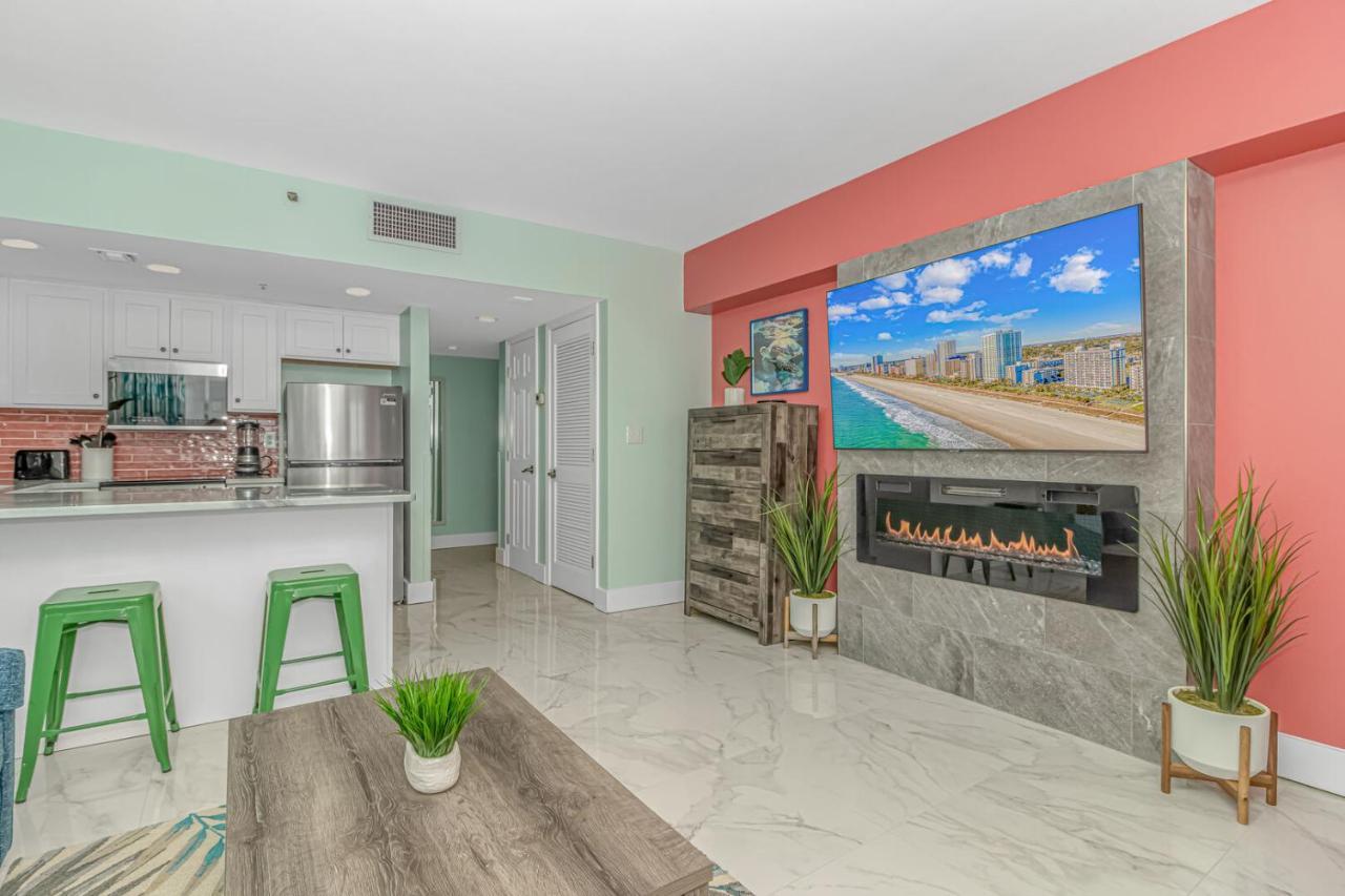 Luxurious Oceanfront Queen - Fully Renovated! Palace 1203 Holiday home