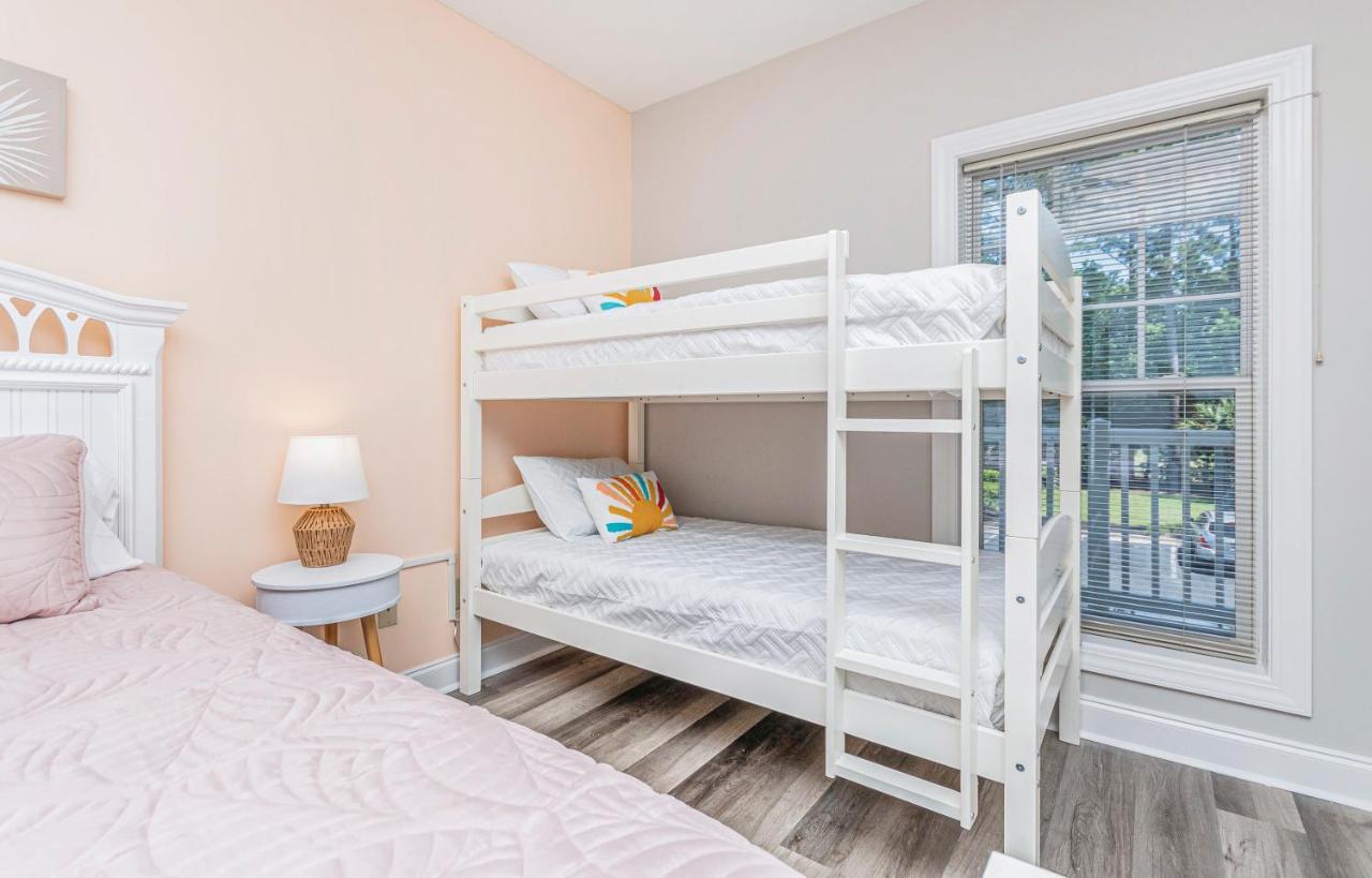 Aparthotel The Salty Fairway, Golf Course With Style Pool, 5 Miles From Beach, Fully Updated