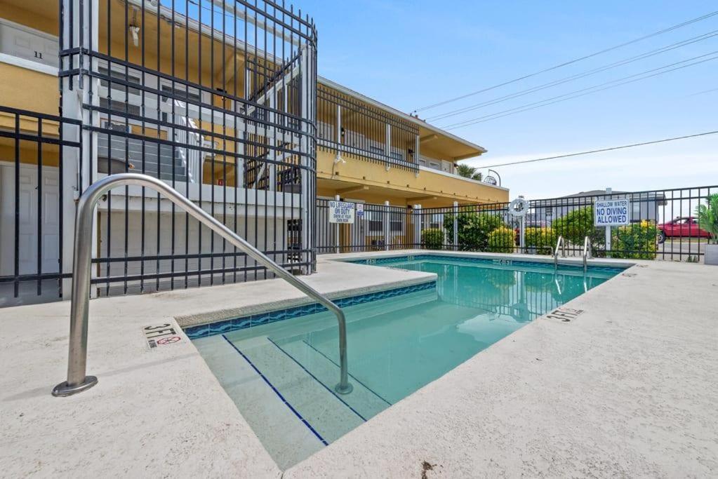 Perfect Location 1br Pool Parking Outside Area 8