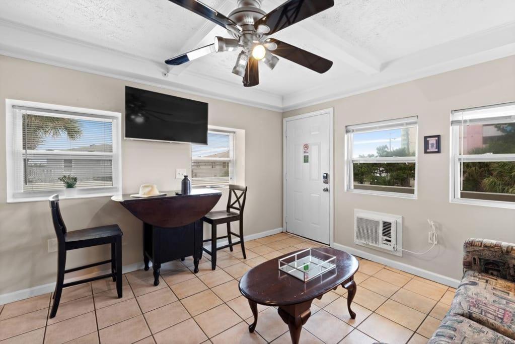 Apartment Perfect Location 1br Pool Parking Outside Area 8 *