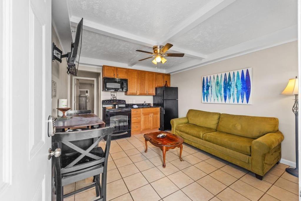 Perfect Location 1br Pool Parking Outside Area 8 Apartment