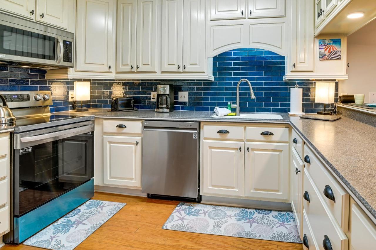 Apartment Surfside With Ocean Access And Balcony!