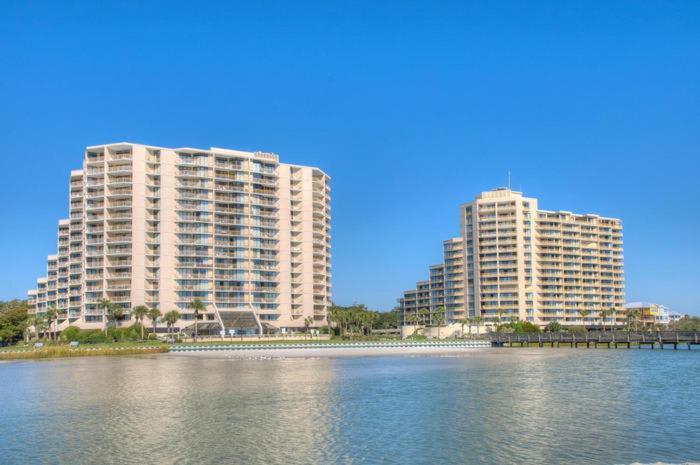 Modern Ocean Creek W Oceanfront Pool And Tiki Bar Holiday home *