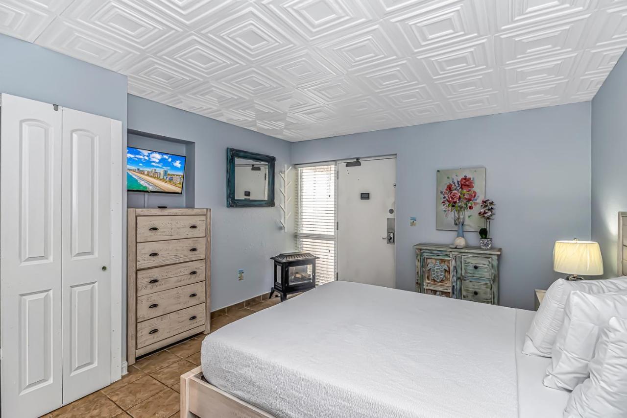 Holiday home Newly Renovated- Oceanfront 1 Bedroom Suite- Dunes 2726 Myrtle Beach