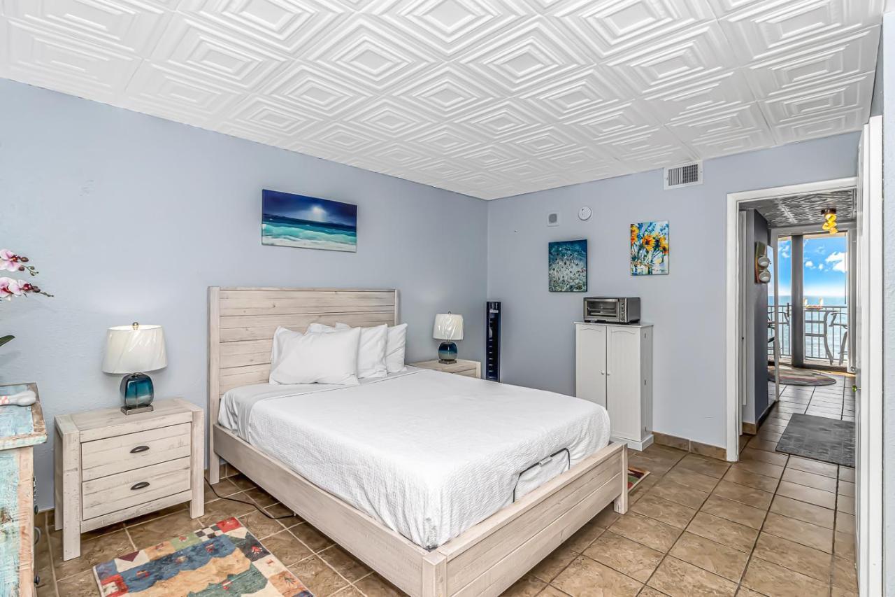 Newly Renovated- Oceanfront 1 Bedroom Suite- Dunes 2726 *
