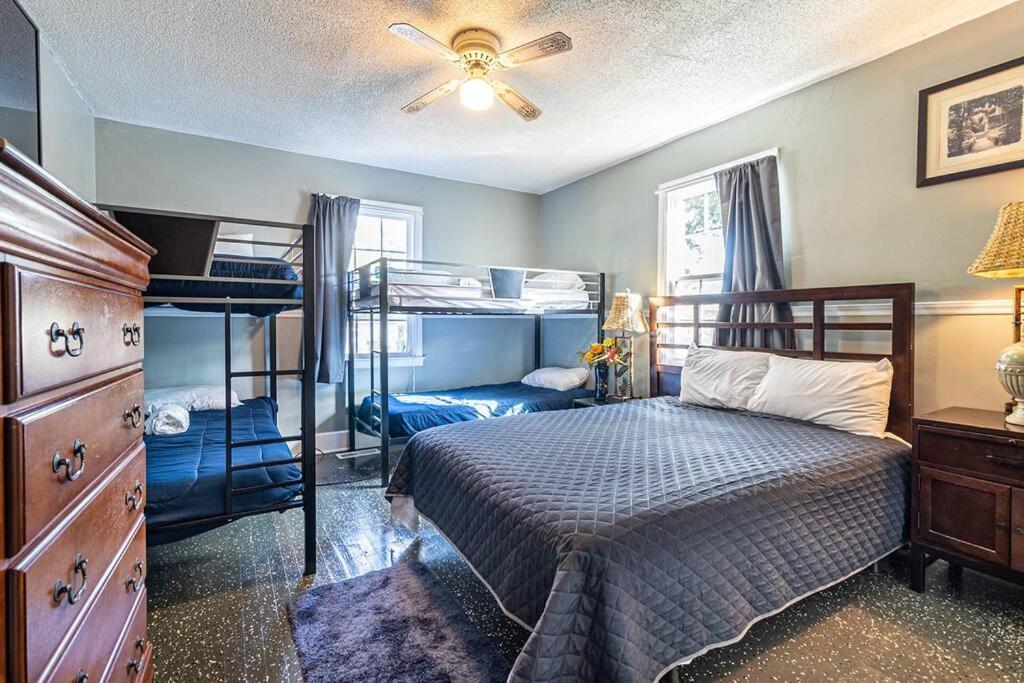 Holiday home Beachy Central, Near Beach, 2 King Beds, Crib, Huge Private Yard, Patio, Porch, Bbq, & Firepit Myrtle Beach