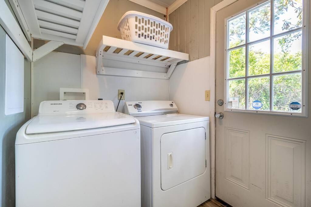 Beachy Central, Near Beach, 2 King Beds, Crib, Huge Private Yard, Patio, Porch, Bbq, & Firepit