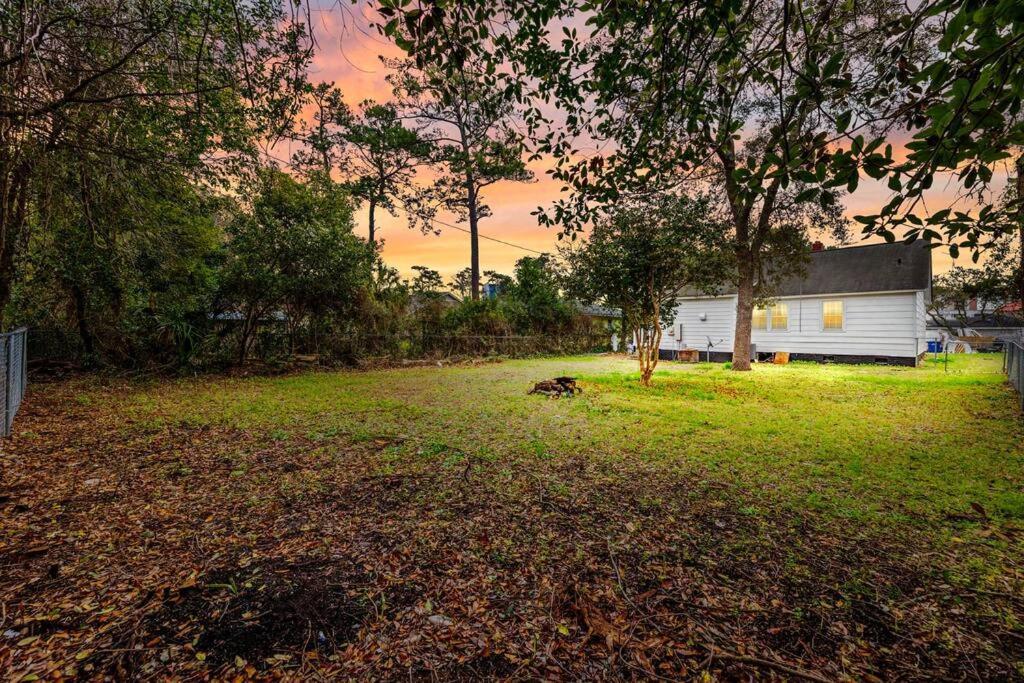 Holiday home Beachy Central, Near Beach, 2 King Beds, Crib, Huge Private Yard, Patio, Porch, Bbq, & Firepit *