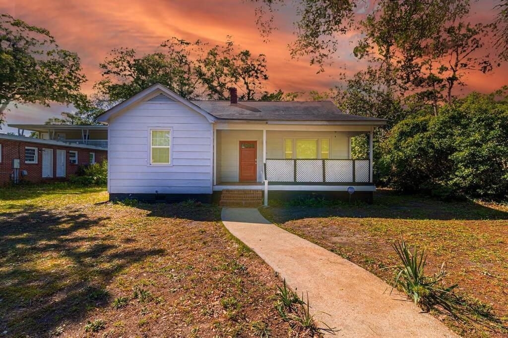 Beachy Central, Near Beach, 2 King Beds, Crib, Huge Private Yard, Patio, Porch, Bbq, & Firepit *