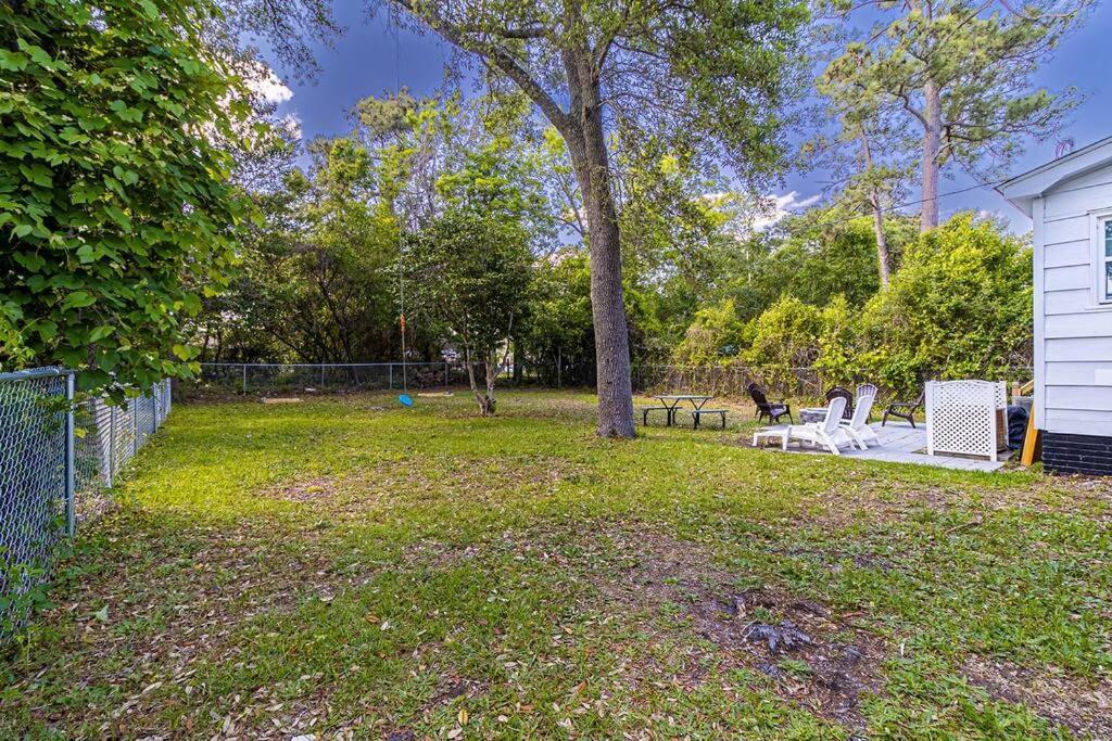 Beachy Central, Near Beach, 2 King Beds, Crib, Huge Private Yard, Patio, Porch, Bbq, & Firepit *