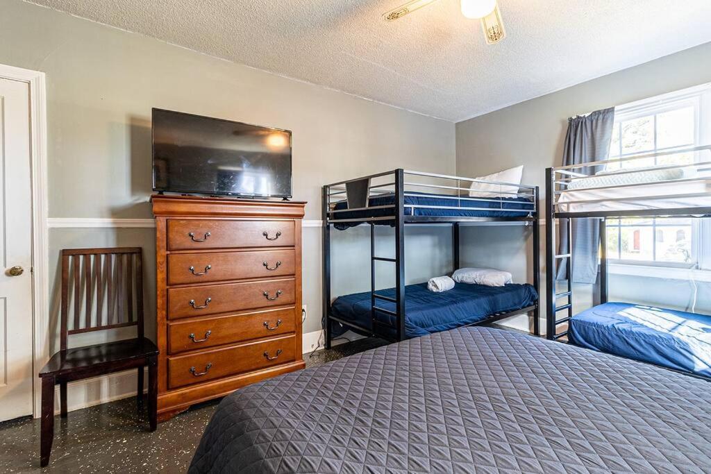 Beachy Central, Near Beach, 2 King Beds, Crib, Huge Private Yard, Patio, Porch, Bbq, & Firepit Holiday home Myrtle Beach