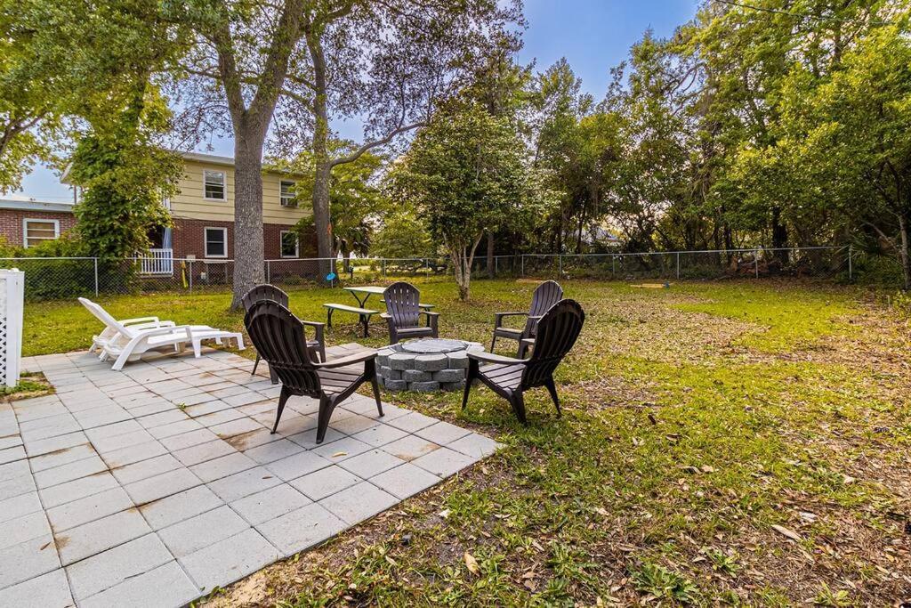 Beachy Central, Near Beach, 2 King Beds, Crib, Huge Private Yard, Patio, Porch, Bbq, & Firepit *