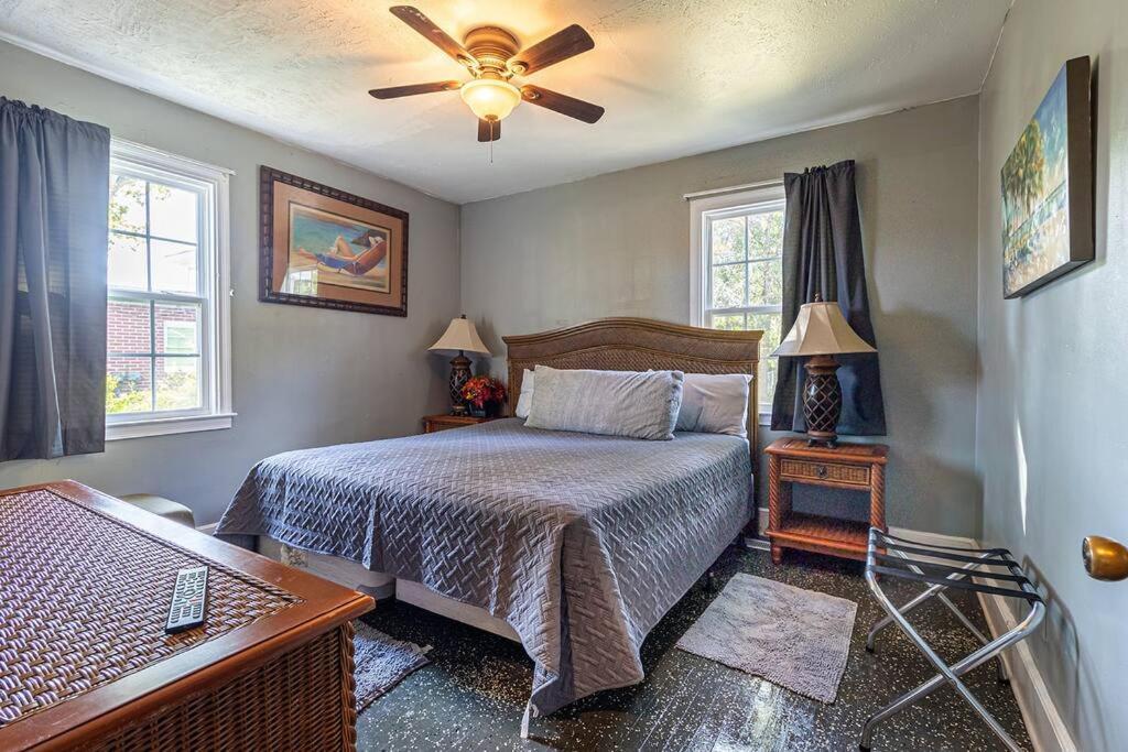 Beachy Central, Near Beach, 2 King Beds, Crib, Huge Private Yard, Patio, Porch, Bbq, & Firepit *