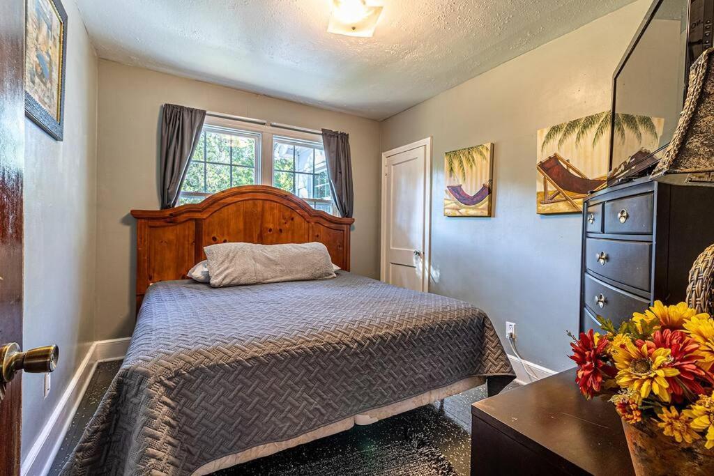 Holiday home Beachy Central, Near Beach, 2 King Beds, Crib, Huge Private Yard, Patio, Porch, Bbq, & Firepit