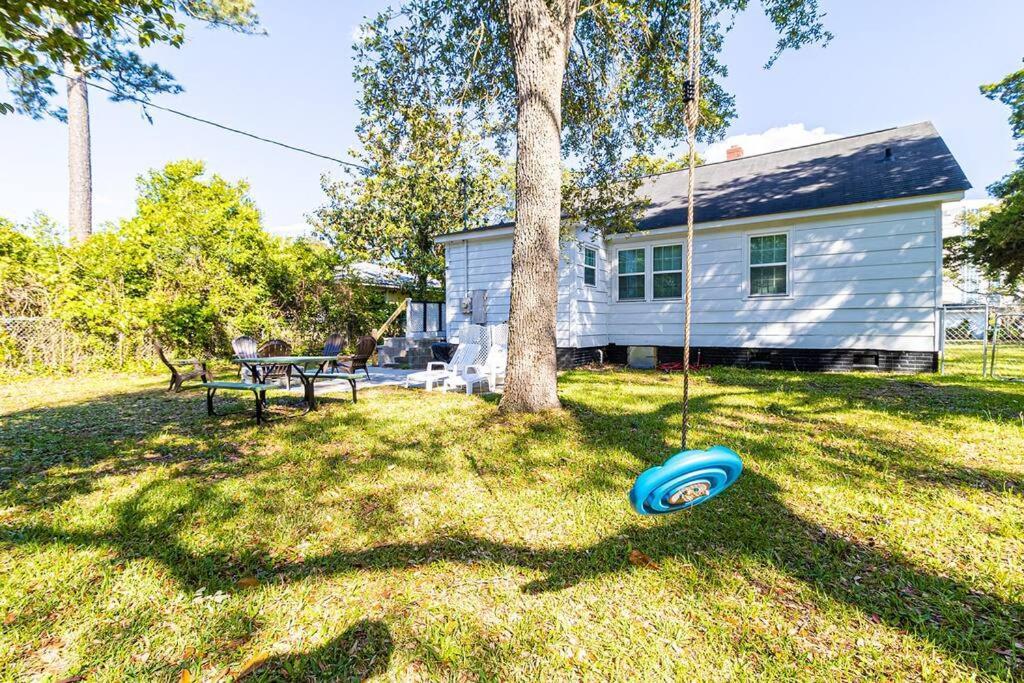 Holiday home Beachy Central, Near Beach, 2 King Beds, Crib, Huge Private Yard, Patio, Porch, Bbq, & Firepit *