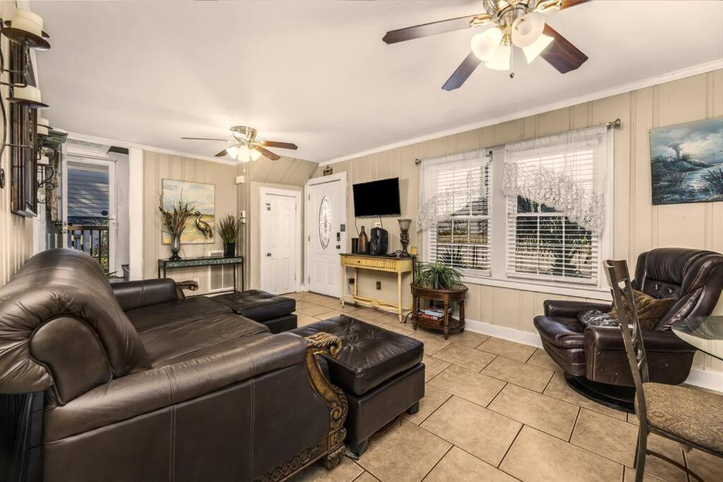 Dazzling Centrally Located Ocean View W 2 Kings, Huge Private Yard, 2 Decks, Firepit, Bbq Holiday home *