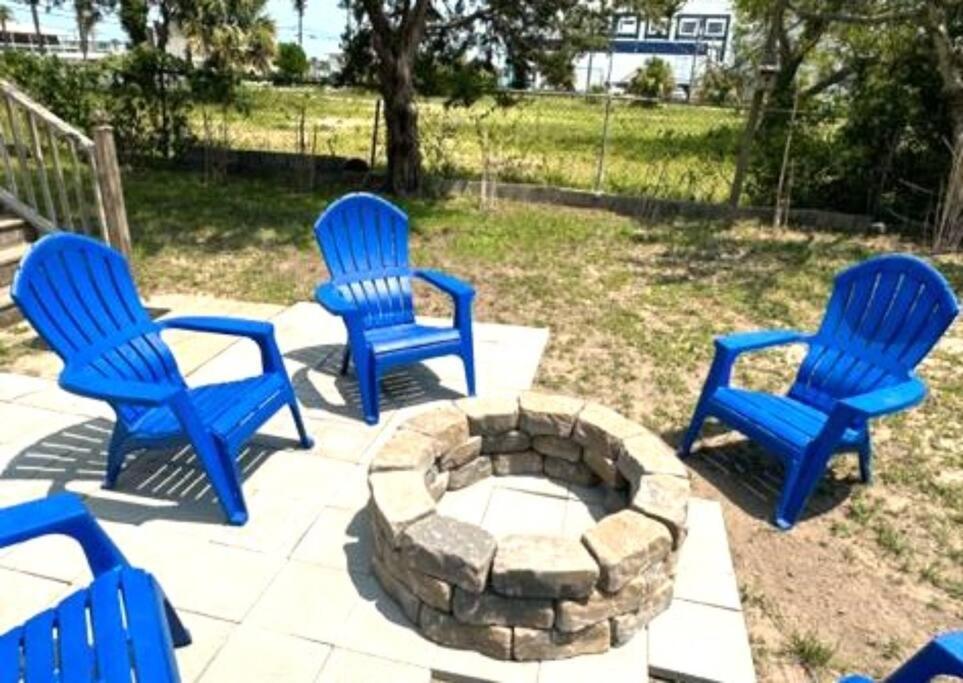 Holiday home Dazzling Centrally Located Ocean View W 2 Kings, Huge Private Yard, 2 Decks, Firepit, Bbq *