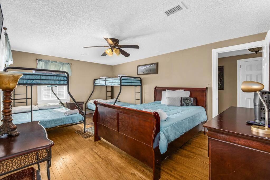 Holiday home Dazzling Centrally Located Ocean View W 2 Kings, Huge Private Yard, 2 Decks, Firepit, Bbq