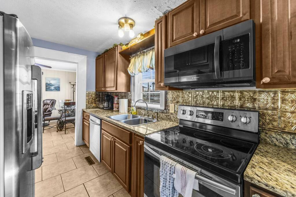 Dazzling Centrally Located Ocean View W 2 Kings, Huge Private Yard, 2 Decks, Firepit, Bbq Holiday home