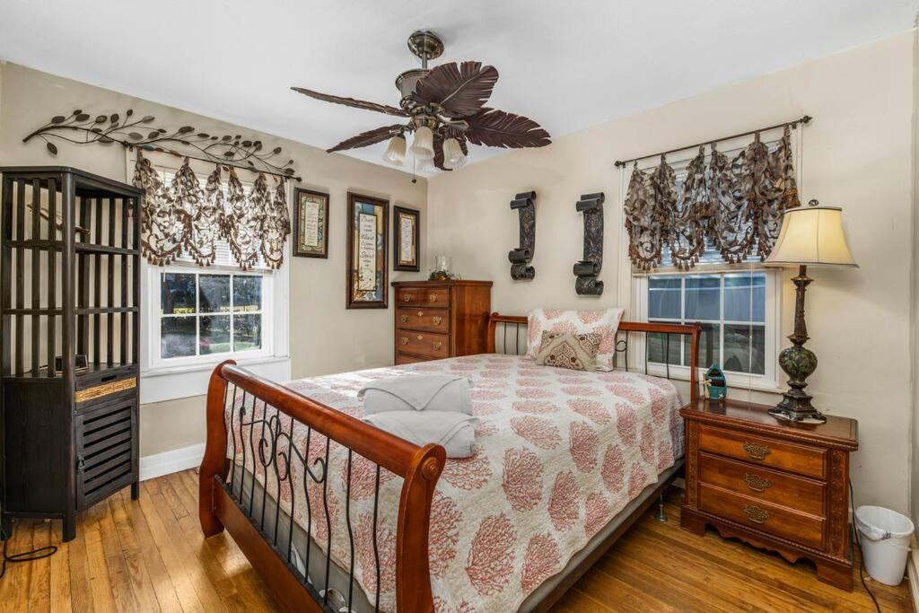 Dazzling Centrally Located Ocean View W 2 Kings, Huge Private Yard, 2 Decks, Firepit, Bbq Holiday home Myrtle Beach