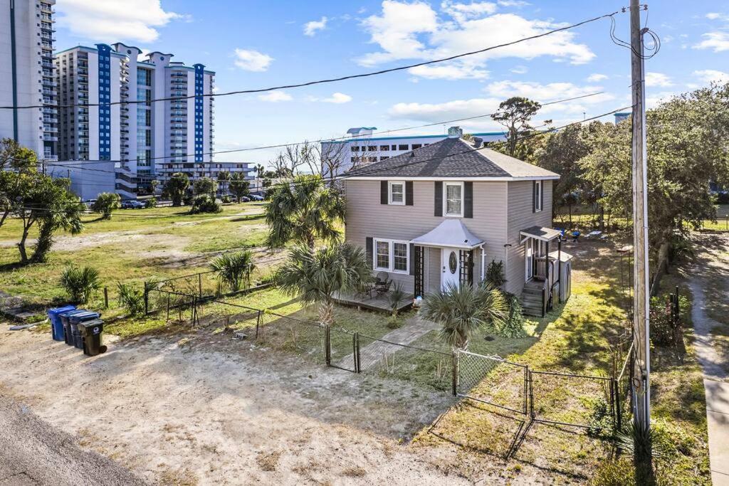 Holiday home Dazzling Centrally Located Ocean View W 2 Kings, Huge Private Yard, 2 Decks, Firepit, Bbq