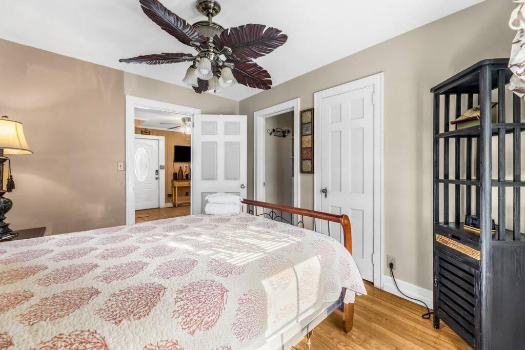 Holiday home Dazzling Centrally Located Ocean View W 2 Kings, Huge Private Yard, 2 Decks, Firepit, Bbq Myrtle Beach