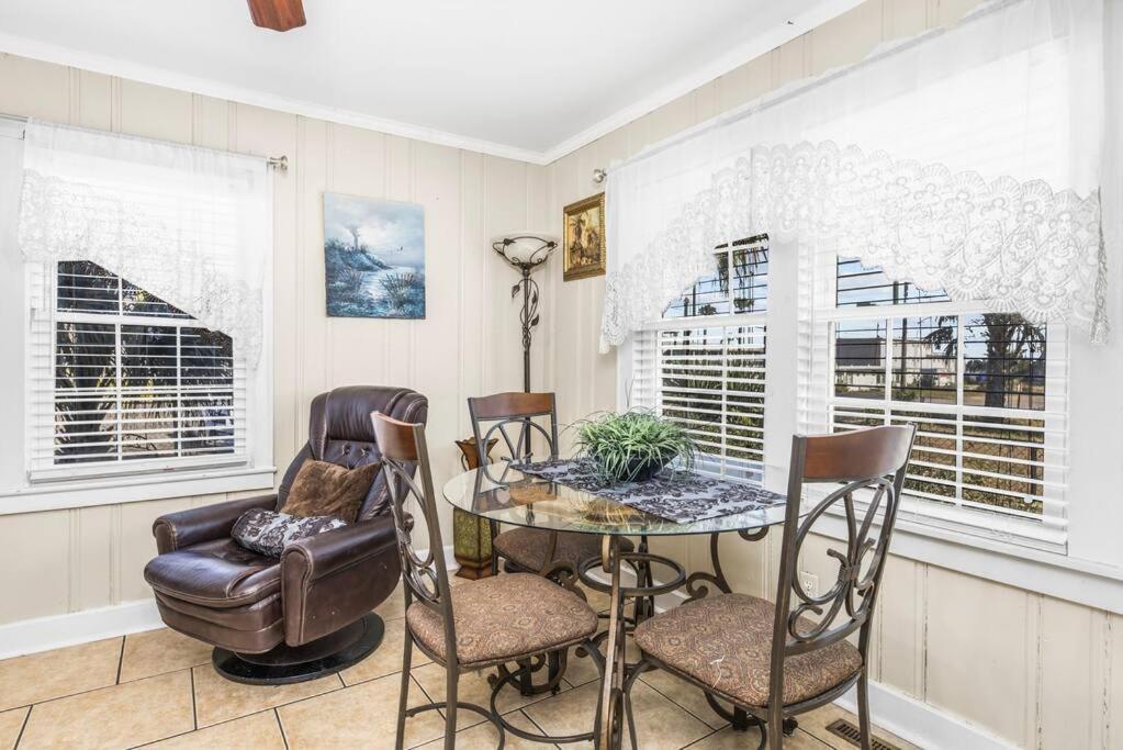 Dazzling Centrally Located Ocean View W 2 Kings, Huge Private Yard, 2 Decks, Firepit, Bbq Holiday home