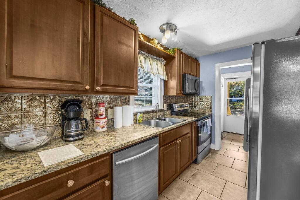 Dazzling Centrally Located Ocean View W 2 Kings, Huge Private Yard, 2 Decks, Firepit, Bbq *