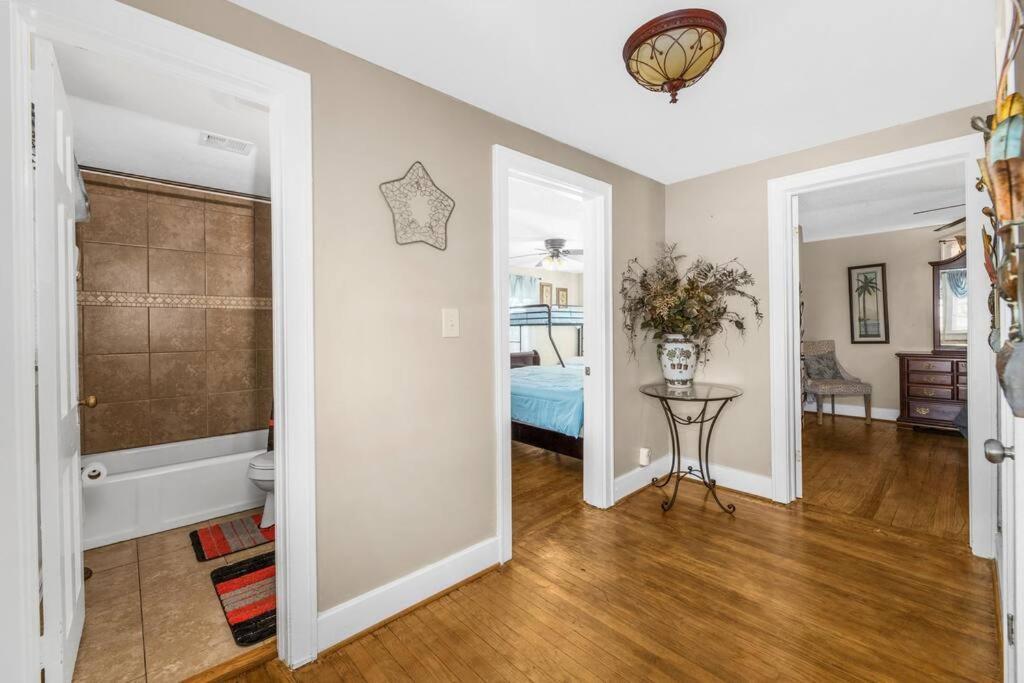 Dazzling Centrally Located Ocean View W 2 Kings, Huge Private Yard, 2 Decks, Firepit, Bbq Holiday home *