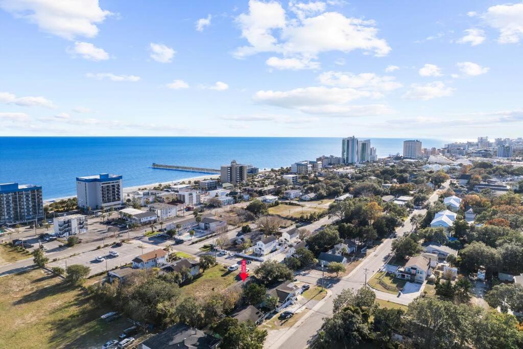 Gorgeous Centrally Located Ocean View 2 King, Huge Private Yard & Deck, Firepit, Bbq, & Game Tables
