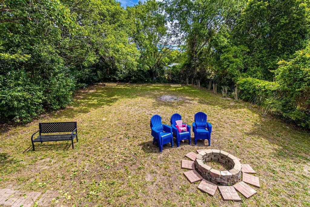 Gorgeous Centrally Located Ocean View 2 King, Huge Private Yard & Deck, Firepit, Bbq, & Game Tables *