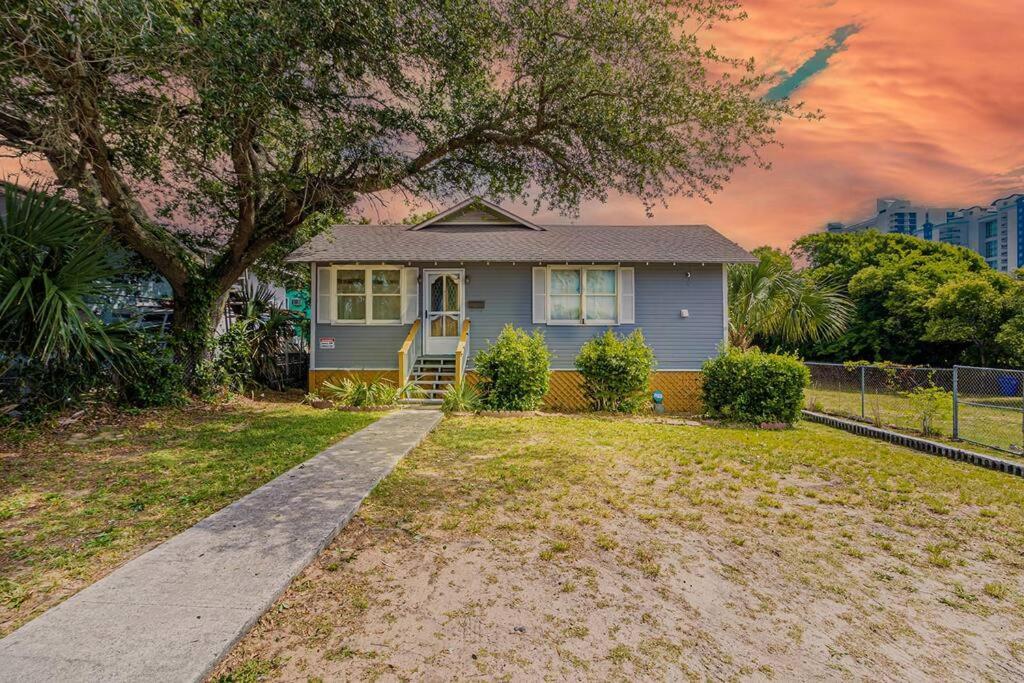 Gorgeous Centrally Located Ocean View 2 King, Huge Private Yard & Deck, Firepit, Bbq, & Game Tables Holiday home