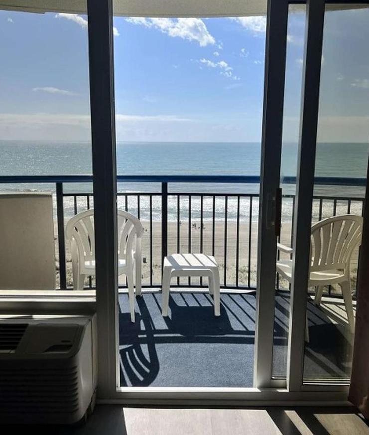 Updated One Bedroom Condo- Boardwalk Unit 837 - Direct Oceanfront! Sleeps 8! Holiday home *