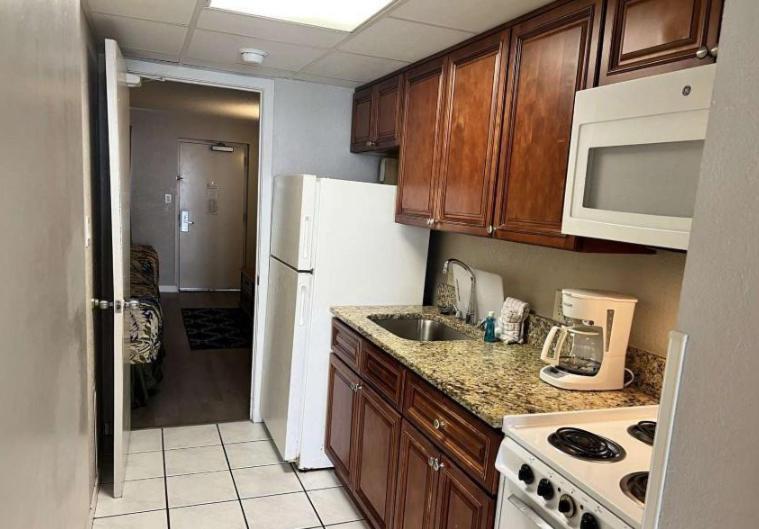 Holiday home Updated One Bedroom Condo- Boardwalk Unit 837 - Direct Oceanfront! Sleeps 8! *
